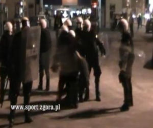 ZAMIESZKI w ZIELONEJ GÓRZE po śmierci kibica żużla. Kibic FALUBAZU zginął pod kołami NIEOZNAKOWANEGO RADIOWOZU