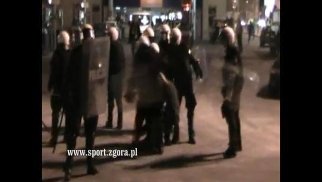 ZAMIESZKI w ZIELONEJ GÓRZE po śmierci kibica żużla. Kibic FALUBAZU zginął pod kołami NIEOZNAKOWANEGO RADIOWOZU