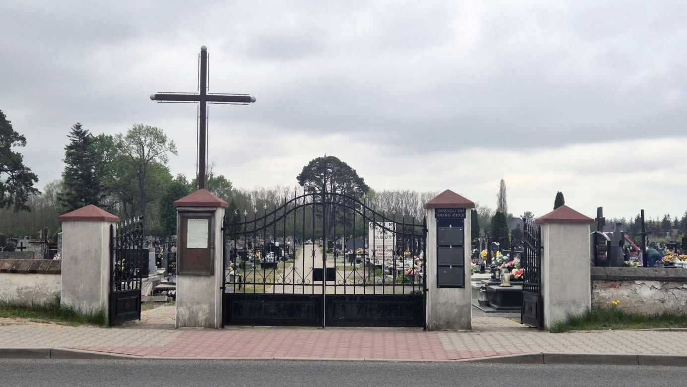 Zabójstwo w Raszynie. Na tym cmentarzu znaleziono ciało 67-latka