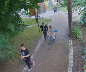 Gang młodocianych wandali zdemolował park miejski