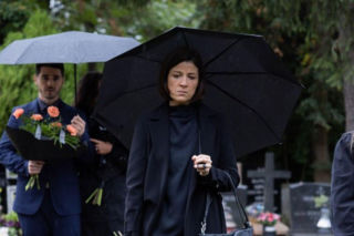 Pierwsza miłość: Kinga zaczyna się obawiać się o swoje zdrowie psychiczne. Podczas wizyty na grobie matki, miała wrażenie, że między alejkami widzi Teresę…