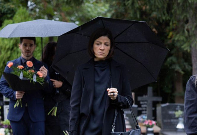 "Pierwsza miłość": Stik ucieka z konwoju transportującego go do więzienia z pogrzebu Teresy... Marta i Emilka są w niebezpieczeństwie?