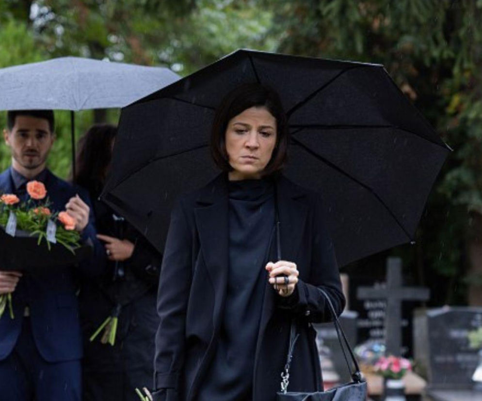 Pierwsza miłość: Stik ucieka z konwoju transportującego go do więzienia z pogrzebu Teresy... Marta i Emilka są w niebezpieczeństwie?