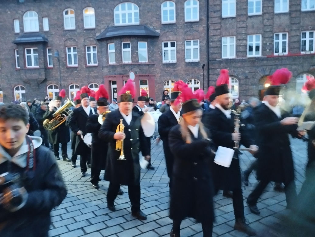 Barbórka 2024. Górnicza orkiestra robi pobudkę na Nikiszowcu