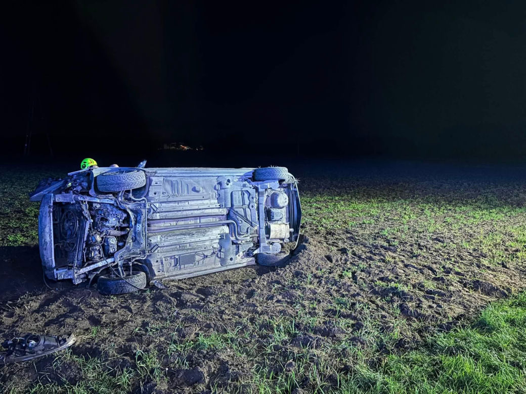 Taksówka wypadła z drogi i dachowała pomiędzy miejscowościami Borki Siedleckie i Przygody. W wypadku poszkodowane zostały dwie osoby