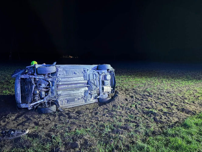 Taksówka wypadła z drogi i dachowała pomiędzy miejscowościami Borki Siedleckie i Przygody. W wypadku poszkodowane zostały dwie osoby