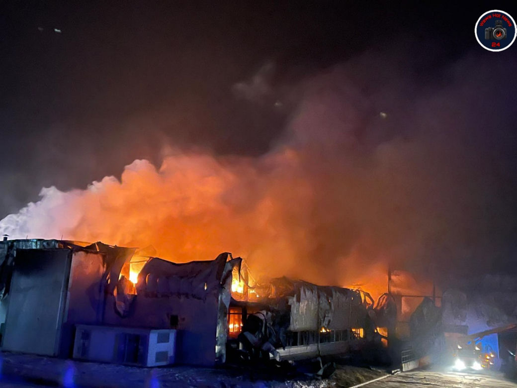 Gigantyczny pożar hali w Białej Rawskiej