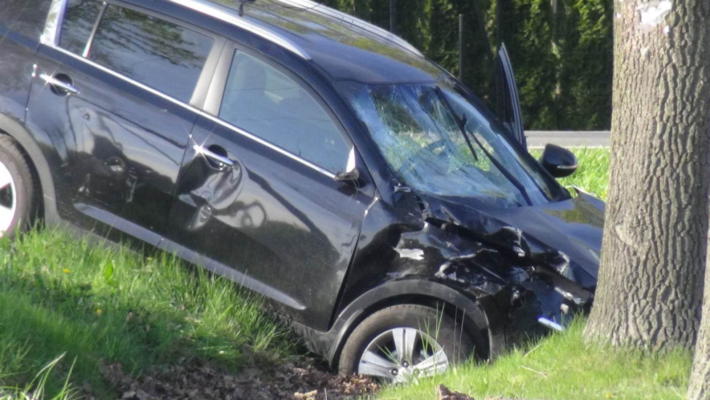 Tragiczny wypadek w Łazach. Motocyklista zderzył się z osobówką. Jedna osoba nie żyje
