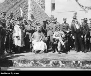 Marszałek Piłsudski i biskup wileński Jerzy Matulewicz na Rynku Kościuszki. 1921 rok