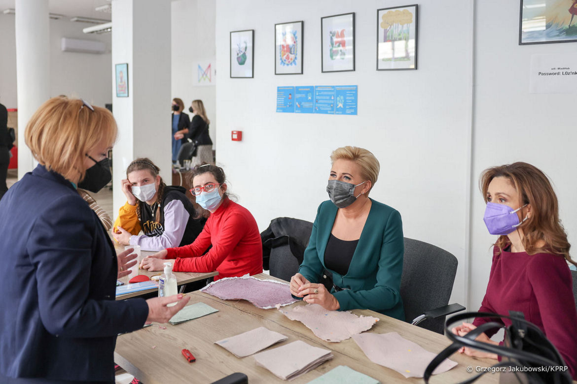 Agata Duda, okazała serce. Gotowała dla bezdomnych w zielonym garniturze