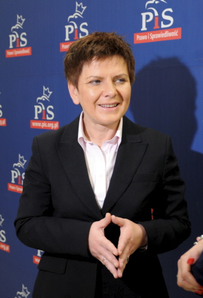 SZYDŁO WYSZŁA Z CIENIA