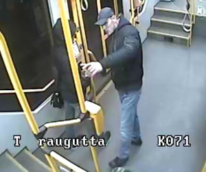 Poszukiwany męzczyzna, który napadł obcokrajowca w tramwaju