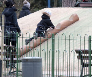 Marta Kaczyńska z synkiem na placu zabaw