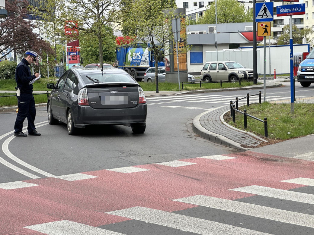 Osobówką potrąciła 14-latkę na hulajnodze. Dziewczynę zabrło pogotowie