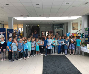 W 5 wrocławskich szkołach stanęły poidełka z których można pić wodę lub nalewać do ją biodegradowalnych bidonów. 