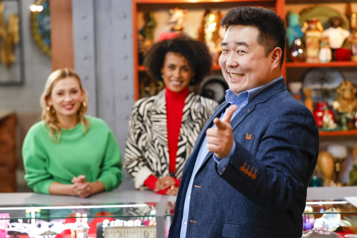 Bilguun Ariunbaatar na planie serialu "Lombard. Życie pod zastaw" 