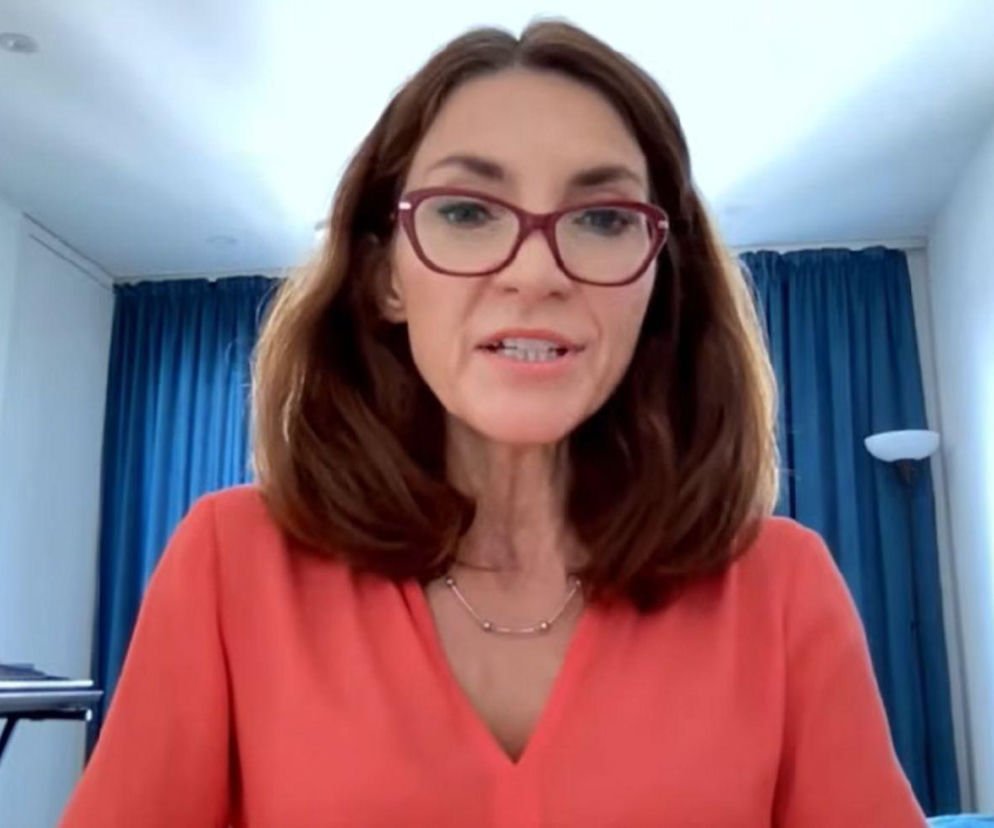 Dr hab. Renata Mieńkowska-Norkiene, ekspertka analizująca bierność państwa wobec radykalnych grup i napięcia polsko-ukraińskie, w pomarańczowej bluzce i okularach. Rozmowa z jej udziałem dostępna jest na naszym portalu, porusza m.in. temat Roberta Bąkiewicza.