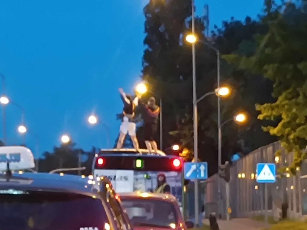 Dwóch nastolatków jeździło na dachu autobusu. Swoją głupotę mogli przypłacić życiem!