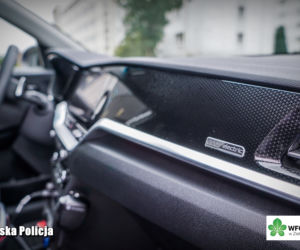 Nowe policyjne radiowozy z hasłem Pomagamy i chronimy” na masce