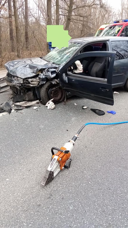 Groza na drodze. Trzy osoby ranne po czołówce w Łącku. W akcji śmigłowiec LPR