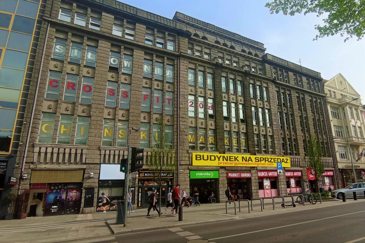 "Odzieżowiec" wystawiony na sprzedaż