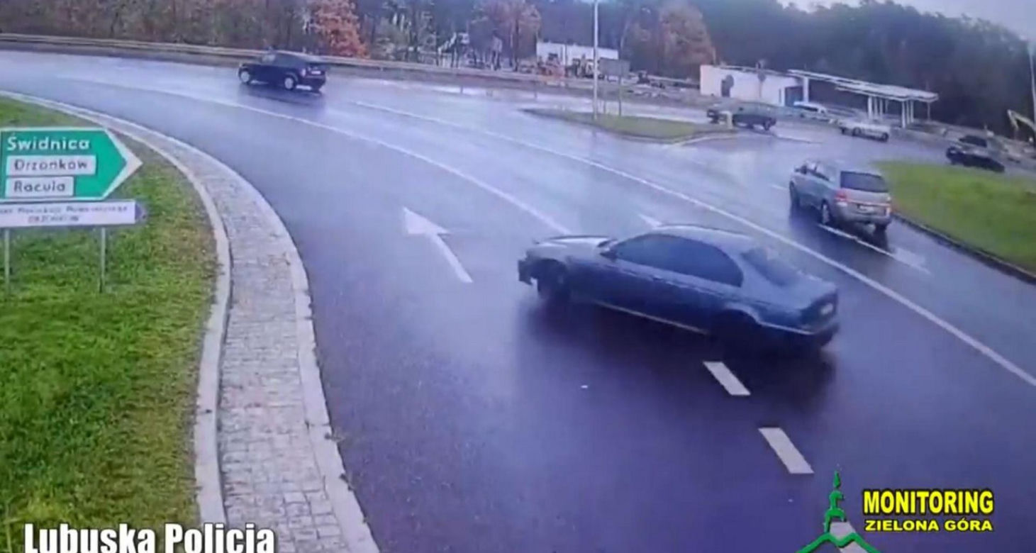 19-latek driftował na rondzie