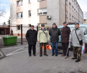 Samochód zastawia wyjazd dla kilkuset osób