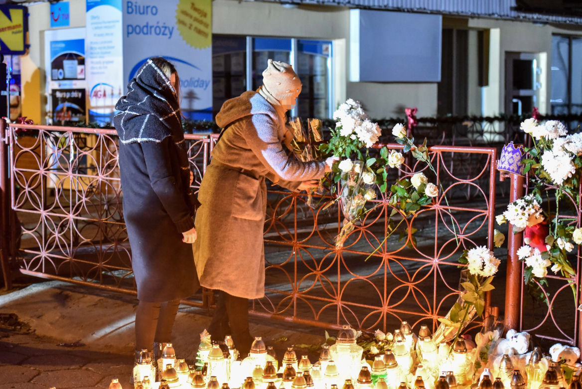 Tragedia w escape roomie. Modlący się ludzie, światła, kwiaty i zabawki pozostawione w miejscu tragedii.