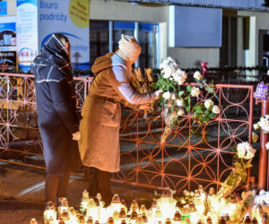 Tragedia w escape roomie. Modlący się ludzie, światła, kwiaty i zabawki pozostawione w miejscu tragedii.