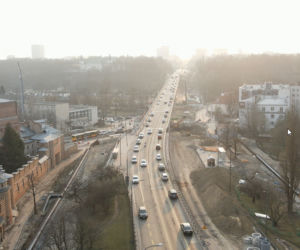 Dron przyłapał kierowców. Tak ignorują buspasy na Trasie Łazienkowskiej