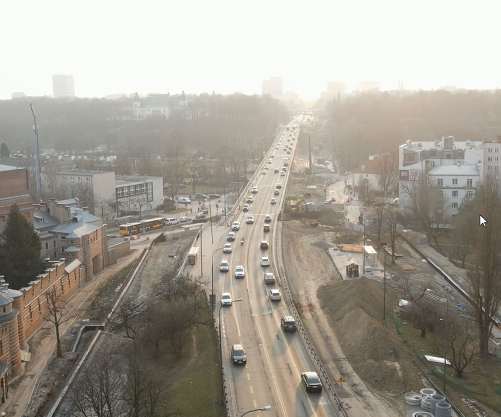 Dron przyłapał kierowców. Tak ignorują buspasy na Trasie Łazienkowskiej