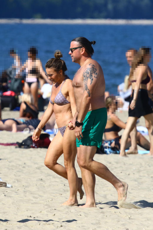 Edyta Herbuś na plaży