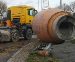 Chwile grozy na rondzie! Beczka z betonem runęła na jezdnię!