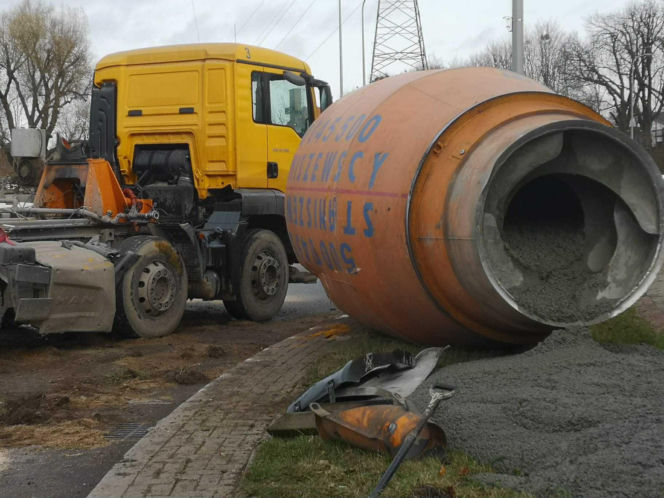 Chwile grozy na rondzie! Beczka z betonem runęła na jezdnię!
