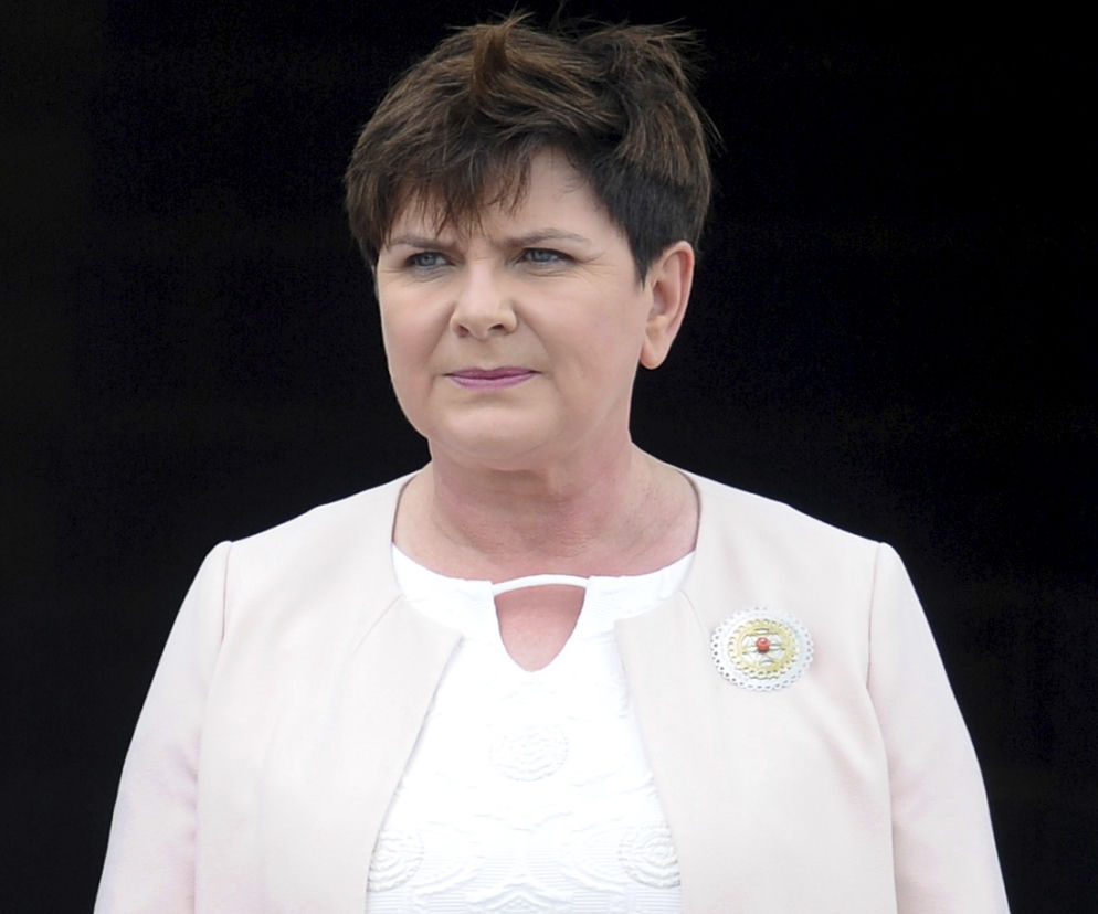 LUDZIE ŚLĄ BROSZKI DO PREMIER.