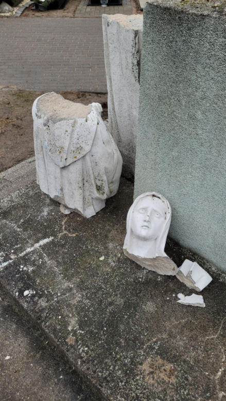 Zniszczona figura Maryi na bydgoskim cmentarzu. "Ma niemal dwa metry. Ktoś ją musiał przewrócić. Przykry widok"
