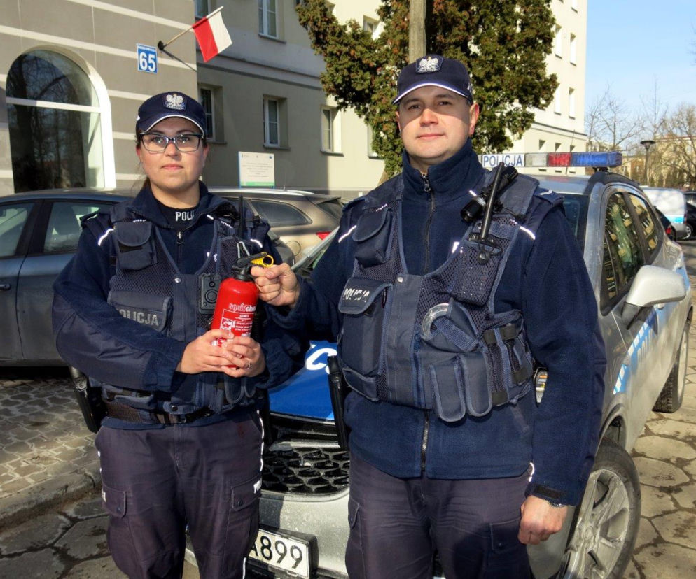 Białystok: Spał w płonącym samochodzie. Uratowali go policjanci