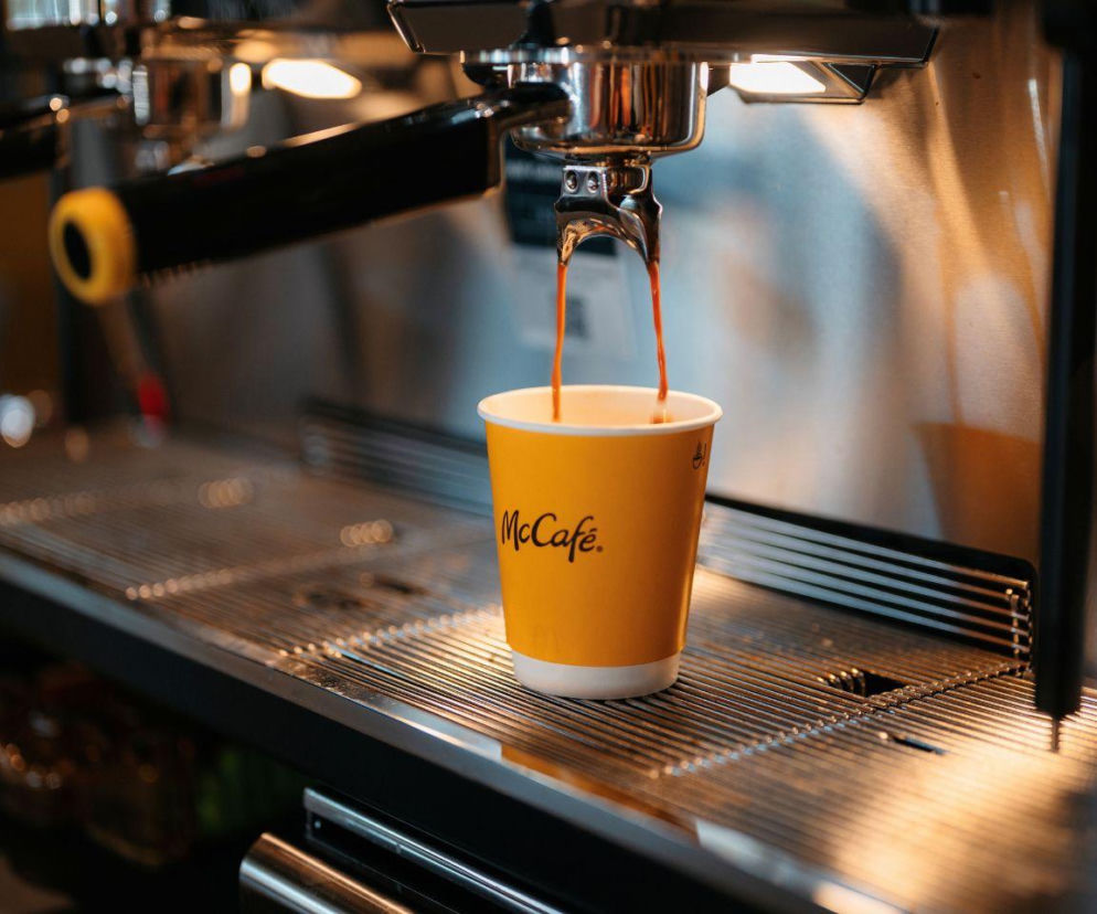 Kawa nalewana z ekspresu do żółtego kubka McCafé. O zwyczajach kawowych Polaków przeczytasz na Eska.