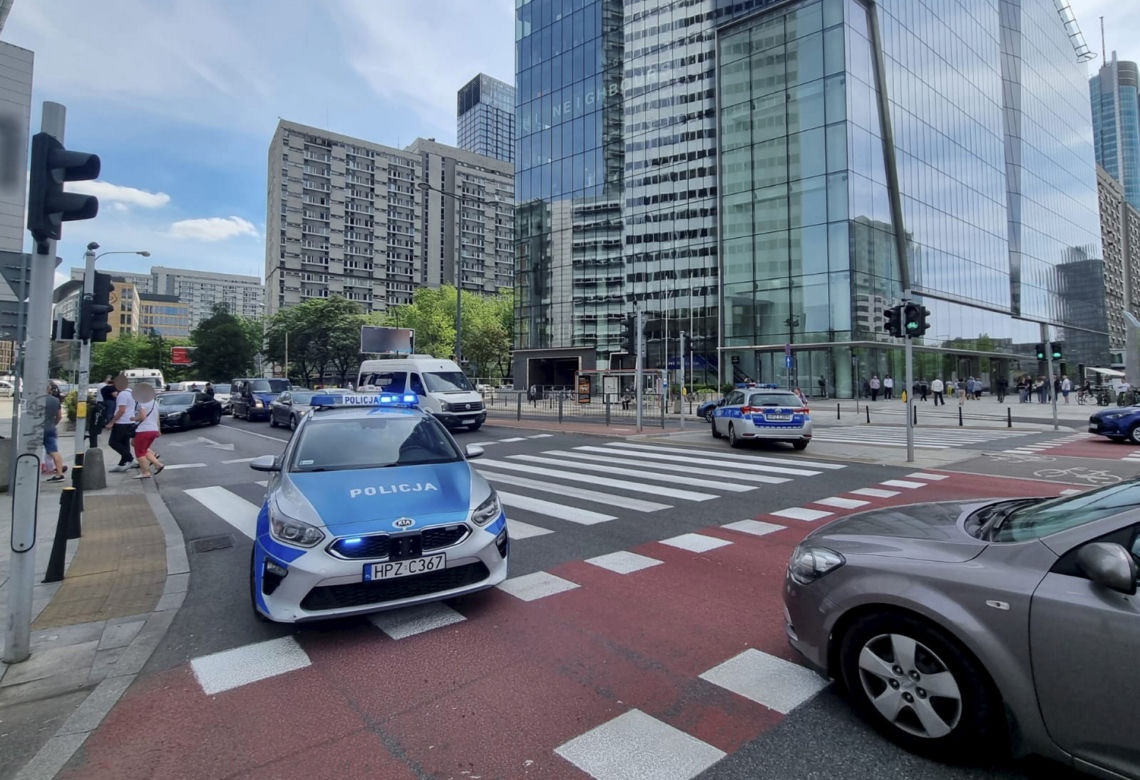 Kierowca BMW w szale ranił dwóch policjantów. Sensacyjny pościg w centrum miasta