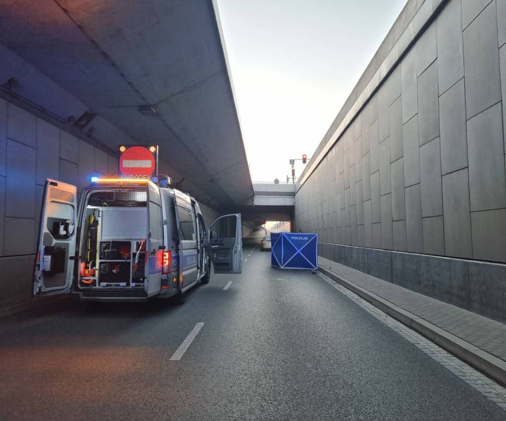 Wypadek w tunelu na Piłsudskiego w Łodzi. Młody mężczyzna spadł na jezdnię, został rozjechany