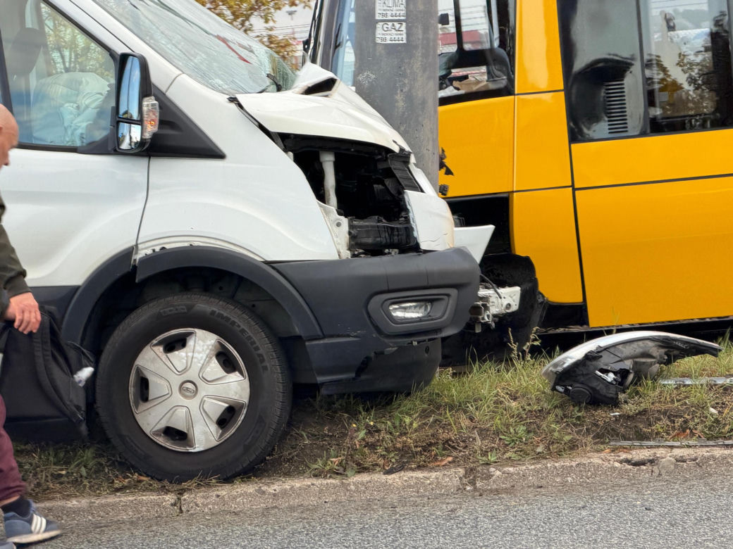 Bus przewożący osoby na lotnisko zjechał z jezdni i z ogromną siłą uderzył w słup trakcji tramwajowej