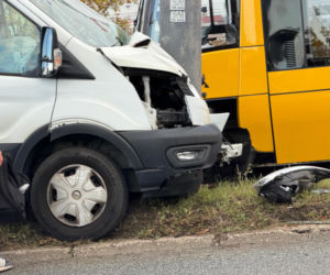 Bus przewożący osoby na lotnisko zjechał z jezdni i z ogromną siłą uderzył w słup trakcji tramwajowej