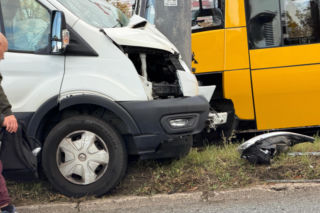 Bus przewożący osoby na lotnisko zjechał z jezdni i z ogromną siłą uderzył w słup trakcji tramwajowej