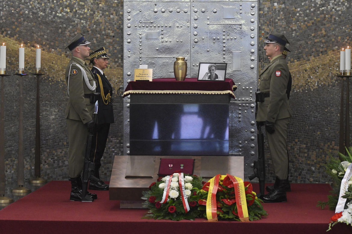 Tłumy warszawiaków żegnają "Paulinkę" z Powstania. Pogrzeb Anny Jakubowskiej
