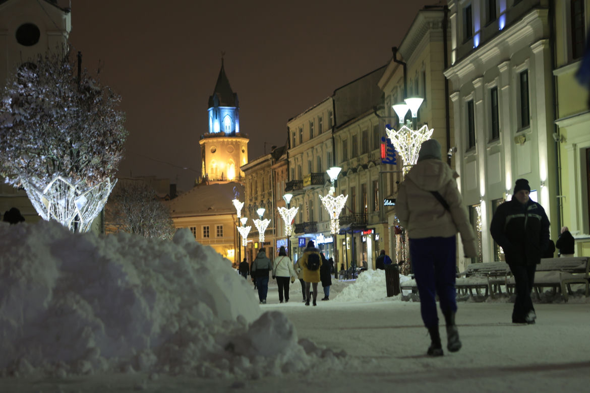 Śnieżny Lublin wieczorową porą