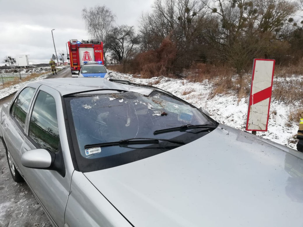Dachowanie pod Szylenami. Jest ślisko – noga z gazu