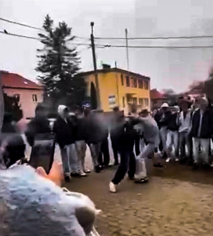 Uczniowie urządzili sobie „ustawkę” pod szkołą! Bójka na oczach tłumu. Nagrania trafiły do sieci