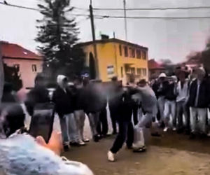 Uczniowie urządzili sobie „ustawkę” pod szkołą! Bójka na oczach tłumu. Nagrania trafiły do sieci