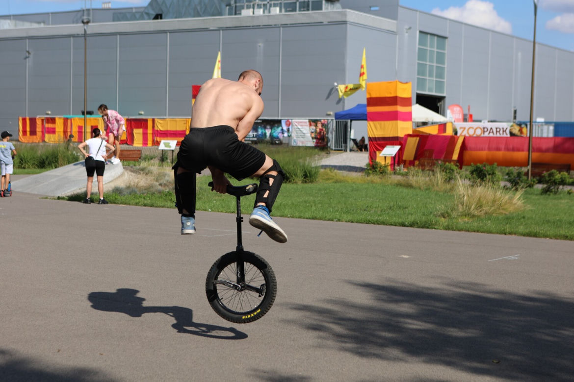 Monocyklowy trial w Parku Ludowym w Lublinie w ramach Europejskiej Konwencji Żonglerskiej