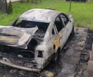 Wieliczka: Najpierw spaliła partnerowi auto, a później wbiła mu nóż w plecy